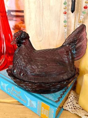 Fenton glass, Fenton hen, hen on nest, amethyst glass, purple glass